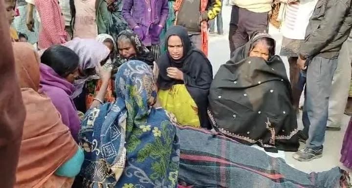 अनियंत्रित हाईवा सड़क किनारे घर पर पलटी, दबकर महिला की मौत