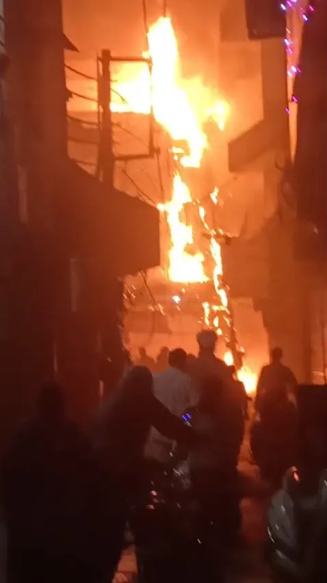 शॉर्ट सर्किट से तीन दुकानों में लगी आग, लाखों का नुकसान