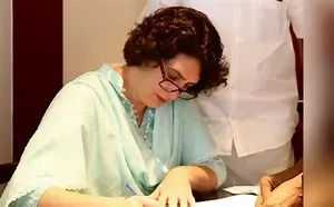 प्रियंका गांधी ने रोड शो के बाद किया नामांकन, पूरा परिवार था साथ