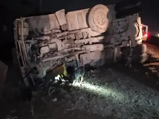 बेकाबू ट्रक ने आरपीएस की गाड़ी को टक्कर मारी, दबने से ड्राइवर की मौत