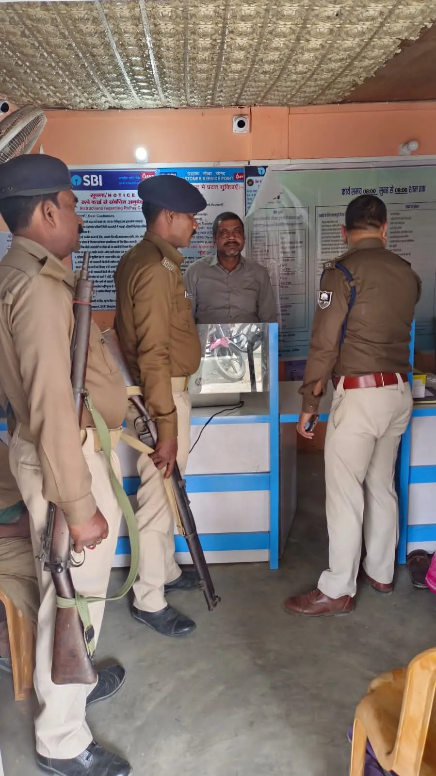 सुरक्षा के दृष्टिकोण से जिले के बैंकों की पुलिस ने की जांच