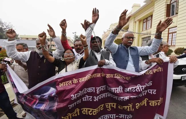 बिहार विधानमंडल बजट सत्र: माले दल विधायकों ने हाथ में हथकड़ी लगाकार किया प्रदर्शन