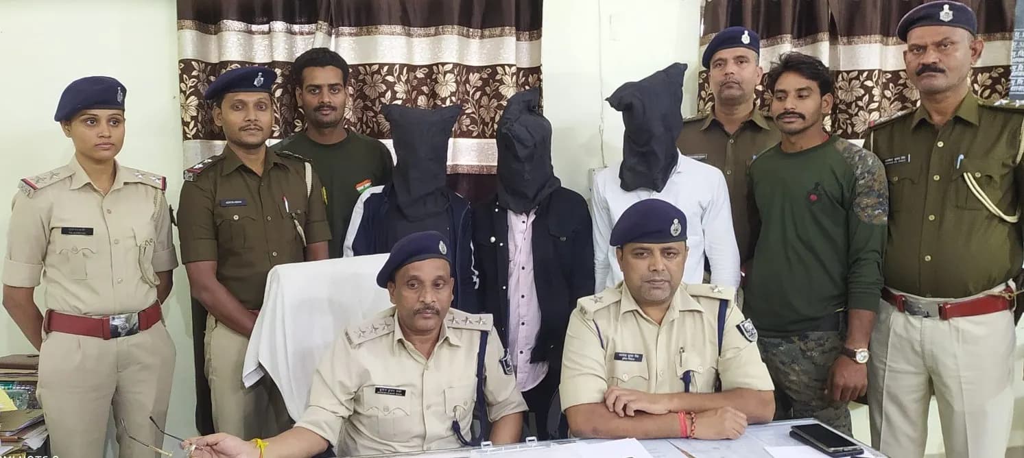 एक पिस्टल, दो मैगजीन, चार कारतूस के साथ तीन युवक गिरफ्तार