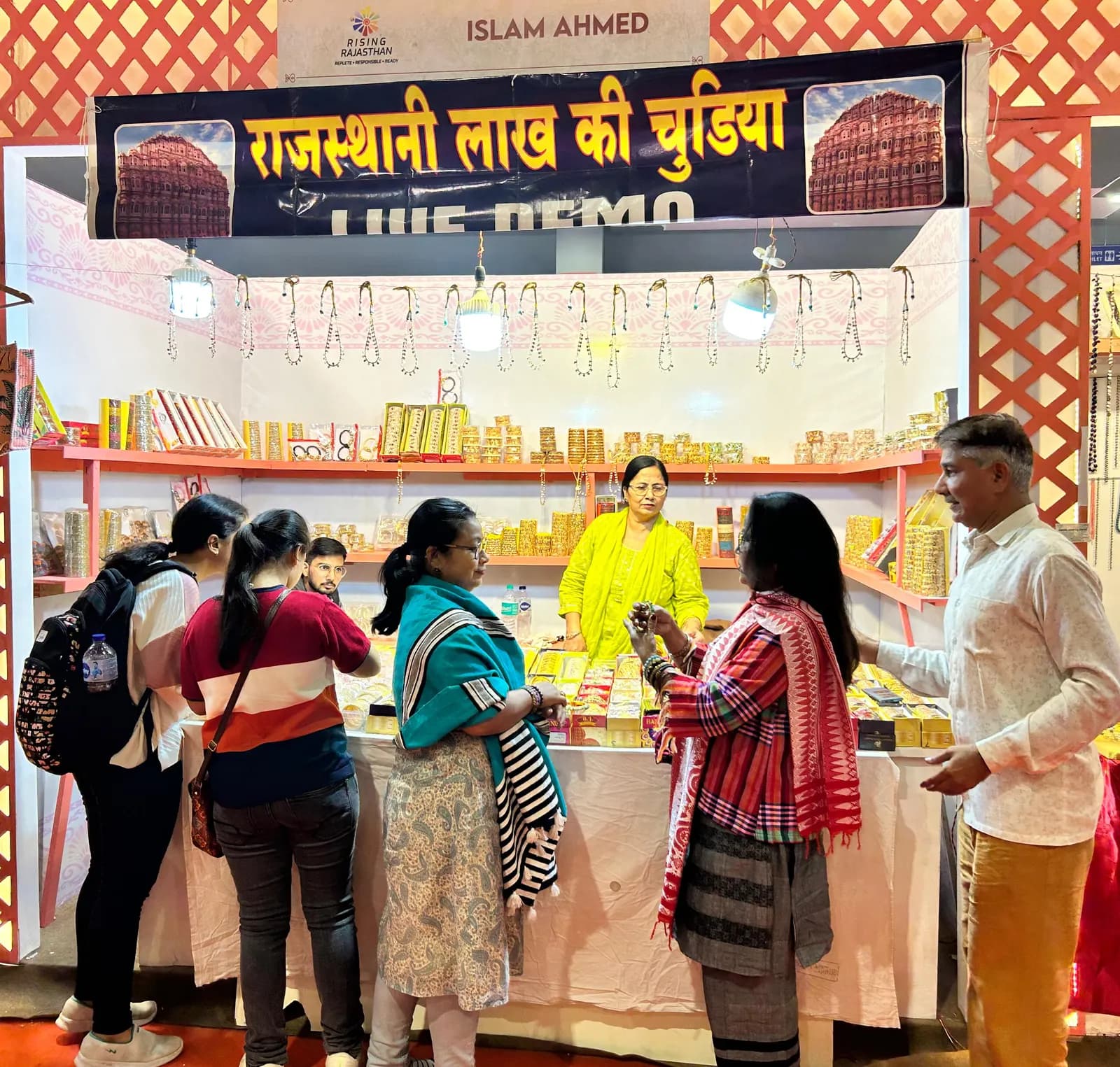 व्यापार मेले में लाख से बनी चूड़ियां और वस्तुएं बनीं आकर्षण का केन्द्र