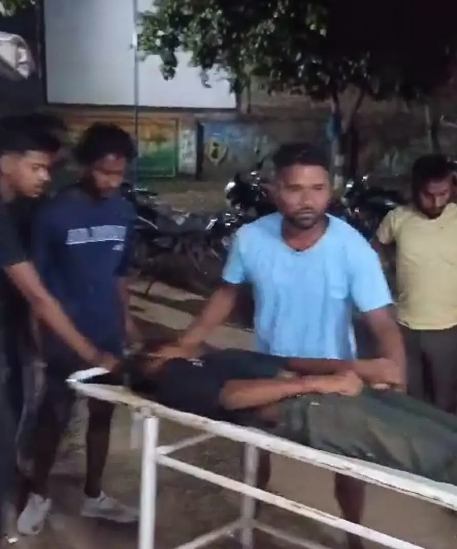 Morning walk - 6 children - crushed by pickup  जांजगीर: मॉर्निंग वॉक पर निकले 6 बच्चों को पिकअप ने रौंदा, 2 की हालत नाजुक  कोरबा/जांजगीर-चांपा, 7 अक्टूबर (हि.स.)।जांजगीर-चांपा जिले में आज सोमवार को बड़ा हादसा हुआ।मॉर्निंग वॉक पर निकले 6 बच्चों को पिकअप ने टक्कर मार दी। जिसमें सभी बच्चे गंभीर रूप से 
