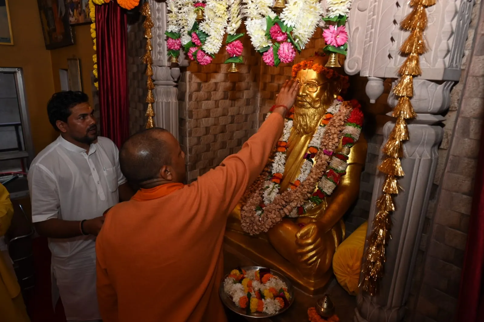 मुख्यमंत्री योगी ने श्री काशी विश्वनाथ मंदिर में किया दर्शन पूजन