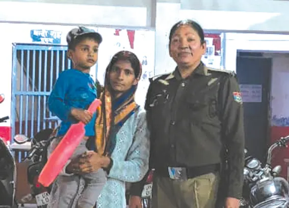बिछड़े बच्चे को पुलिस ने परिजनों से मिलाया