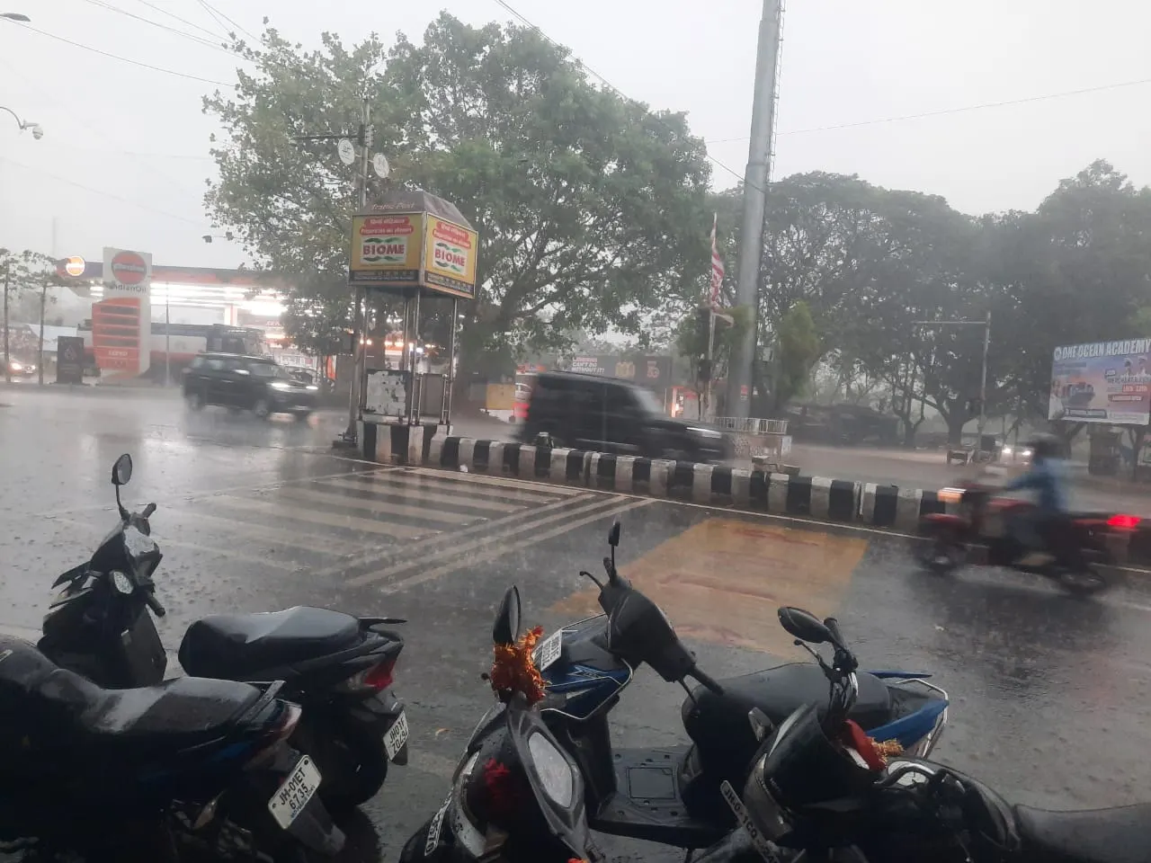 मूसलाधार बारिश से गर्मी से राहत, गिरा तापमान