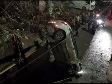 बांदा में पुल से नीचे गिरी कार,एयरबैग खुलने से बची लाेगाें की जान