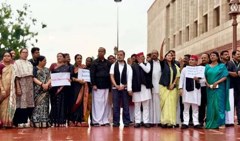 बिहार में मतदाता पुनरीक्षण अभियान के विरोध में संसद परिसर में लगातार तीसरे दिन विपक्ष का प्रदर्शन