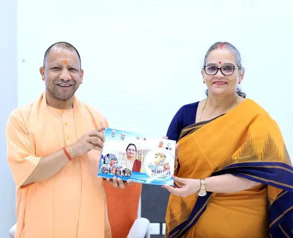 मुख्यमंत्री से मिली महापौर सुषमा खर्कवाल, बुकलेट किया भेंट