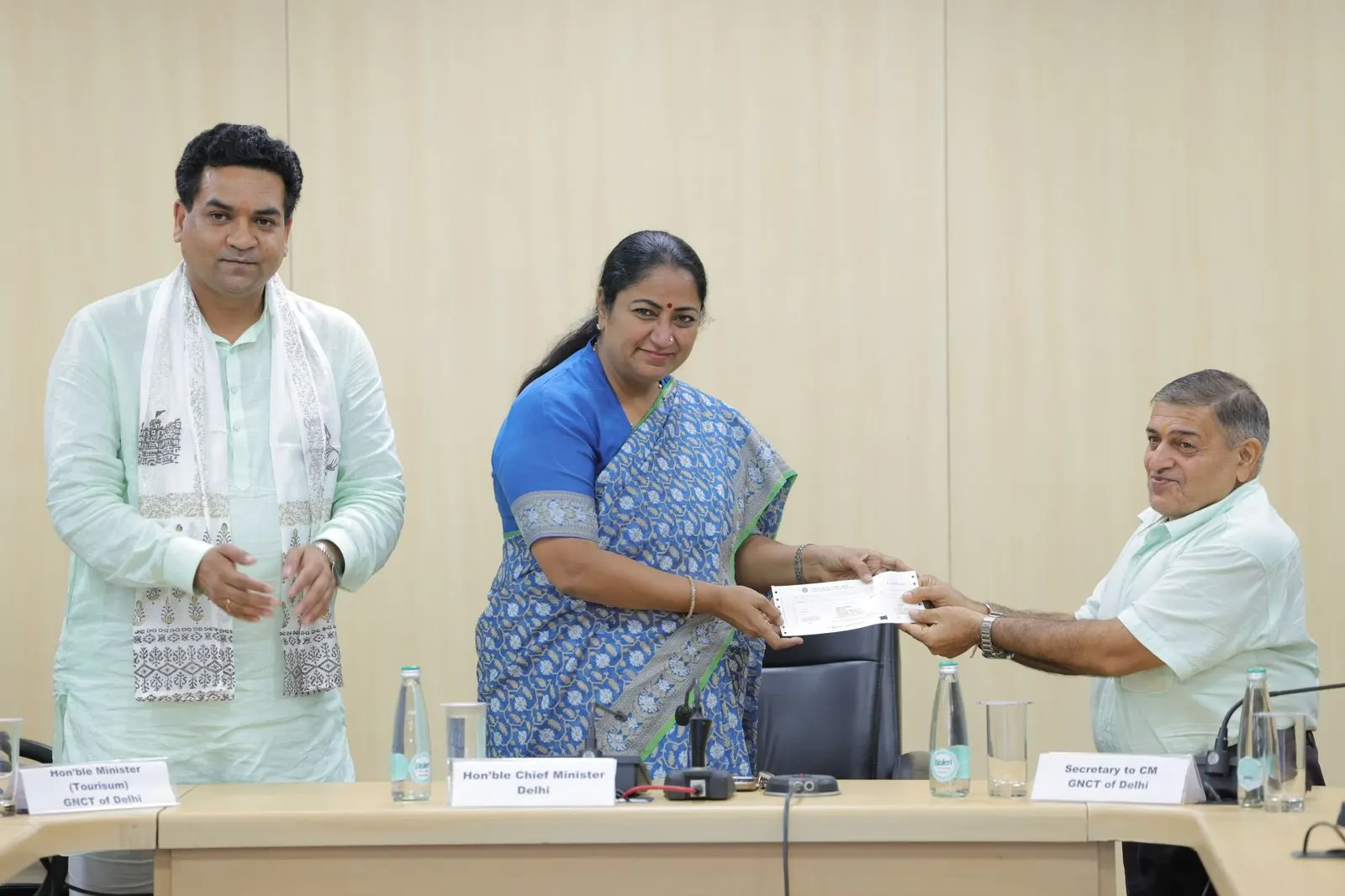 आईएनए दिल्ली हाट अग्निकांड पीड़ितों को मुख्यमंत्री रेखा गुप्ता ने दी बड़ी राहत, 5 लाख की आर्थिक सहायता और निःशुल्क स्टॉल की घोषणा