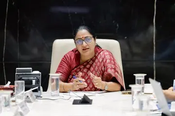 दिल्ली की मुख्यमंत्री रेखा गुप्ता का बड़ा ऐलान: स्कूल फीस में पारदर्शिता और व्यापारियों के लिए सरल लाइसेंसिंग व्यवस्था लागू