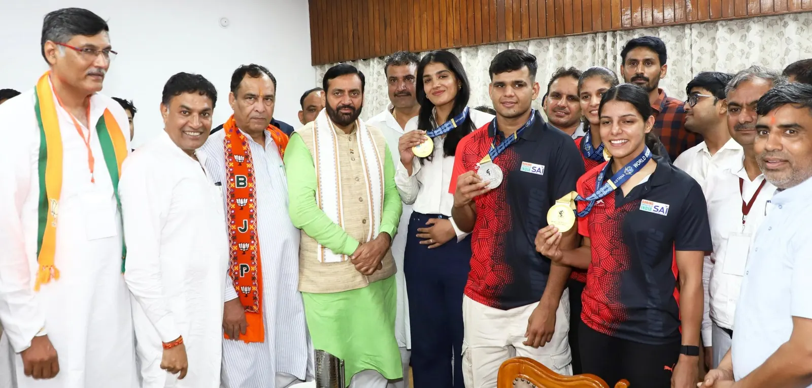 भिवानी पहुंचे मुख्यमंत्री नायब सिंह सैनी, वर्ल्ड बॉक्सिंग कप में पदक विजेता खिलाड़ियों को दी बधाई, कहा – “हरियाणा बना है बॉक्सिंग का मिनी क्यूबा”