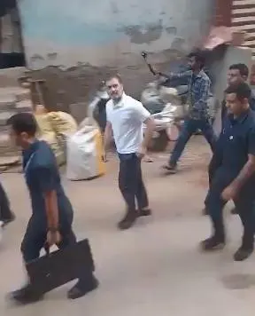 दिल्ली के कुम्हार कॉलोनी पहुंचे राहुल गांधी, मिट्टी से बर्तन बनाने की बारीकियां सीखीं