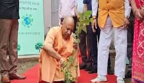 मुख्यमंत्री योगी आदित्यनाथ का पर्यावरणीय संकल्प: 'एक पेड़ माँ के नाम' अभियान से उत्तर प्रदेश हरियाली की ओर