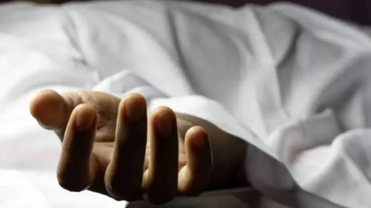 चलती ट्रेन पकड़ने के चक्कर में हादसा, महिला की मौत