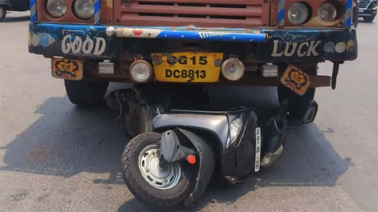 ट्रक ने स्‍कूटी सवार युवती को कुचला, मौके पर ही मौत