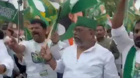 पटना | विशेष पुनरीक्षण अभियान (SIR) के खिलाफ आरजेडी कार्यकर्ताओं का प्रदर्शन, महागठबंधन के बिहार बंद में शामिल