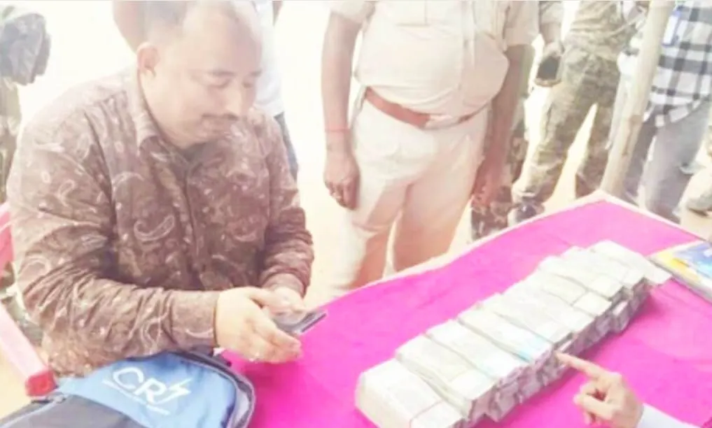 कोडरमा में कार से 25 लाख नकदी बरामद, एक हिरासत में