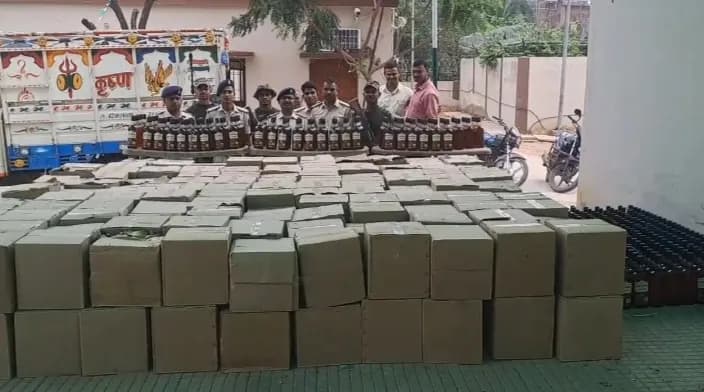 नवादा में ट्रक में  भरे 25 लाख की अंग्रेजी शराब सहित 4 वाहन  जब्त, माफिया फरार