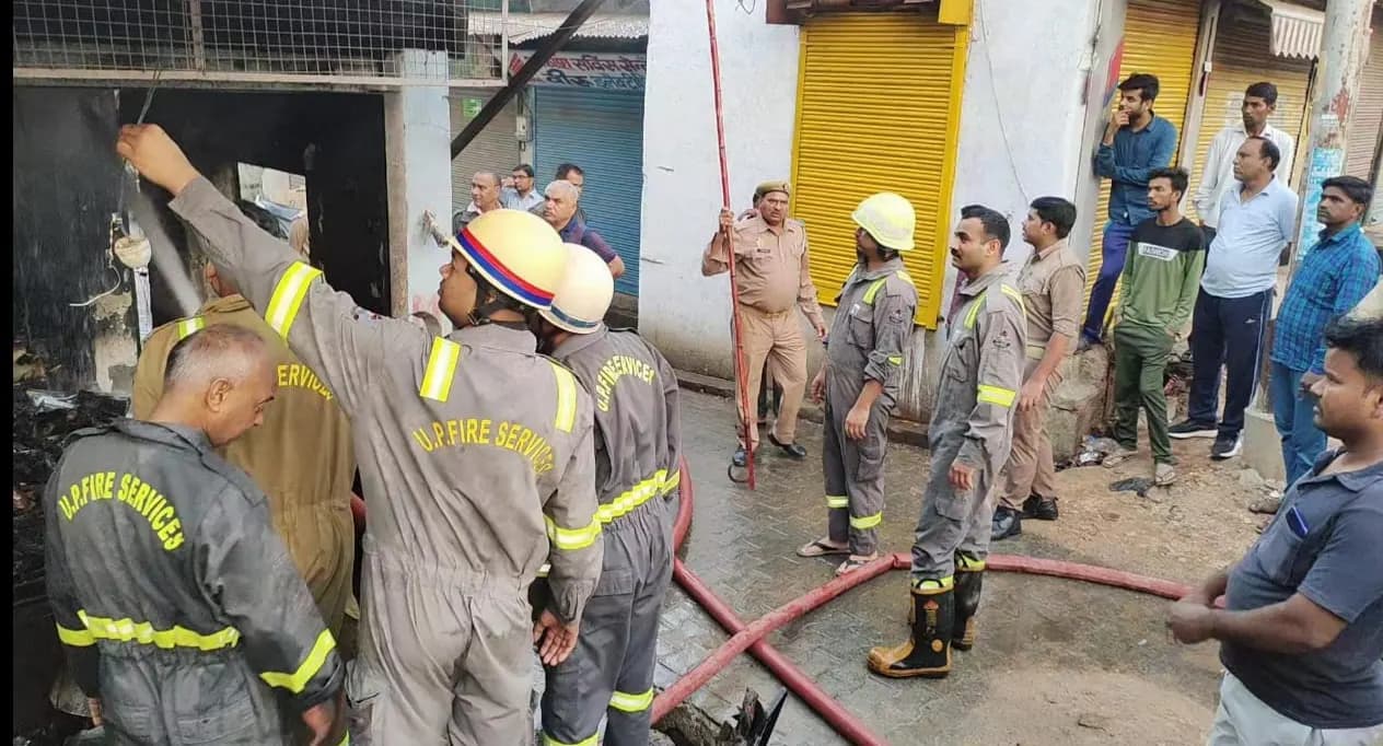 जूते के शो रूम में लगी भीषण आग,लाखों का सामान जलकर हुआ राख