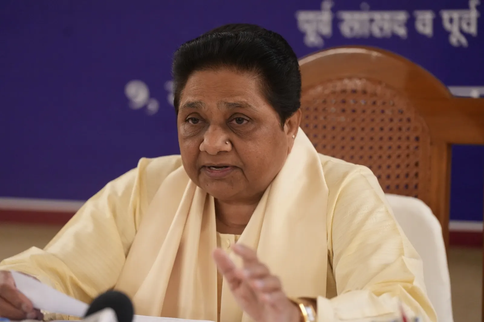 महापुरुषों का अपमान और दलितों पर हाे रहे अत्याचाराें का संज्ञान लें सरकारें: मायावती