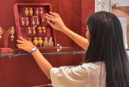 कच्चे तेल में तेजी और वैश्विक अस्थिरता से सोना और चांदी फिसले