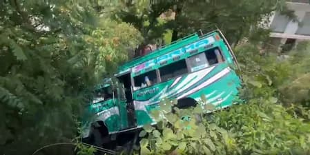 जम्मू-कश्मीर के कठुआ में खाई में गिरी मिनीबस, 23 श्रद्धालु घायल, दो की हालत गंभीर