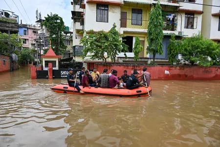 बाढ़ से जूझ रहा असम, 10.6 लाख से अधिक लोग प्रभावित; राहत अभियान जारी