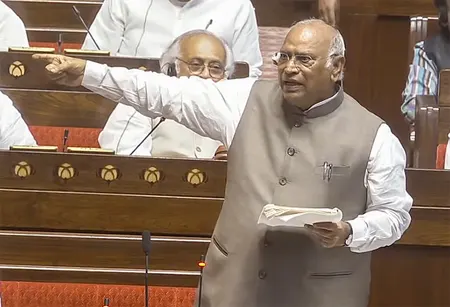 छात्रों से संवाद की जगह बल प्रयोग, खड़गे ने सरकार को घेरा