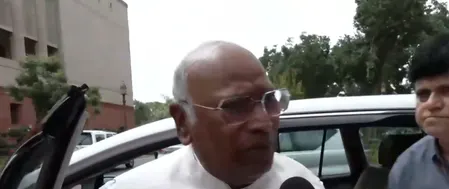 छात्रों के मुद्दे पर सरकार पर विपक्ष का हमला, खड़गे ने अनुराग ठाकुर को घेरा