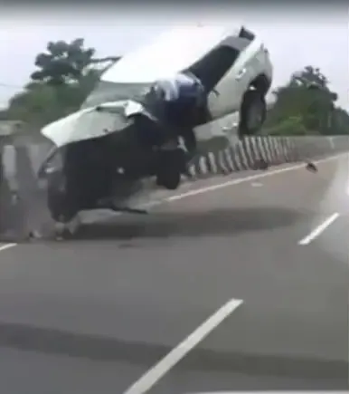 अतीक अहमद के बेटे की कार हादसे का वीडियो वायरल, अचानक बिगड़ा संतुलन और पलटी कार