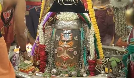वैष्णव तिलक से सजे महाकाल, भस्म आरती में भक्तों ने किए बाबा के दिव्य दर्शन