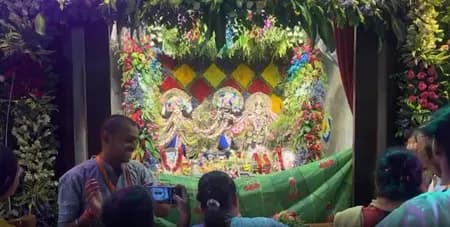 कृष्ण जन्माष्टमी पर मंदिरों में उमड़ी आस्था, इस्कॉन में श्रद्धालुओं की भारी भीड़; धर्मेंद्र प्रधान ने किए दर्शन