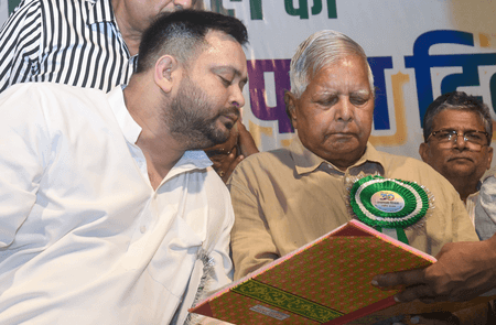 लालू यादव, राबड़ी देवी और तेजस्वी यादव की बढ़ी मुश्किलें, मनी लॉन्ड्रिंग मामले में आरोप तय करने का आदेश