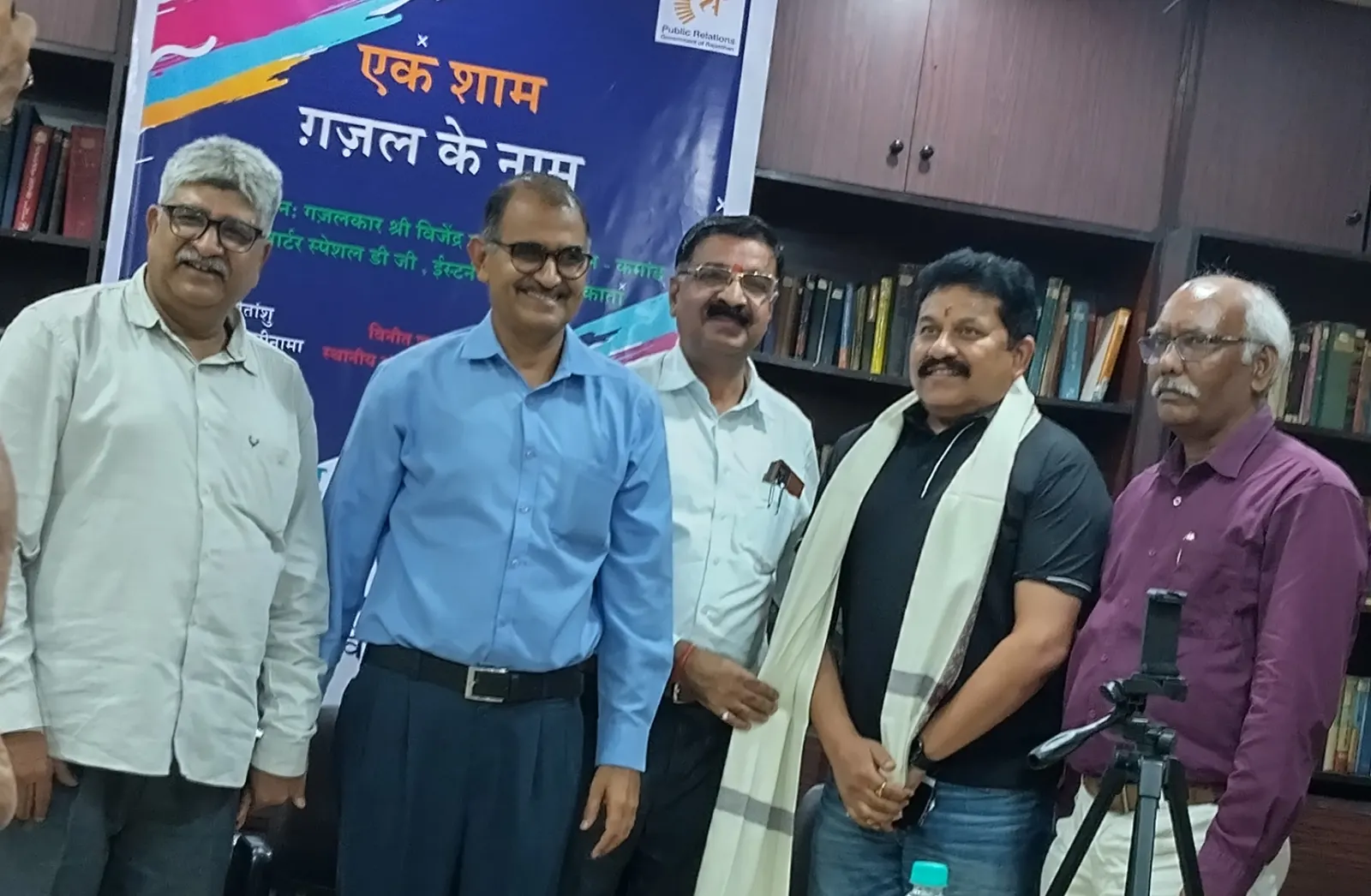 'हिंदी उर्दू को मिले ऐसे ठेकेदार, जिनके घर की आबरू अंग्रेजी अखबार'' - विजेंद्र शर्मा