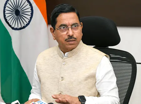 सरकार उभोक्ताओं के अधिकारों का उल्लंघन करने वाले ई-कॉमर्स प्लेटफॉर्म पर करेगी सख्त कार्रवाई : प्रल्हाद जोशी