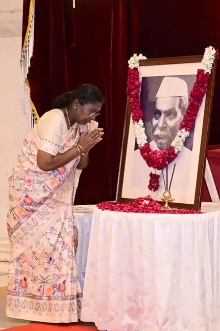डॉ. राजेंद्र प्रसाद की जयंती: राष्ट्रपति द्रौपदी मुर्मू और उपराष्ट्रपति ने किया नमन