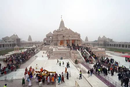 नए साल पर युवाओं में धार्मिक पर्यटन का बढ़ा रुझान, काशी, मथुरा, अयोध्या में लाखों की संख्या में पहुंच रहे युवा