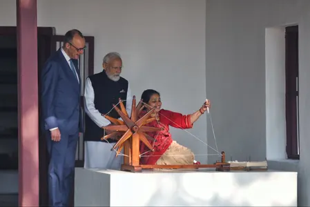 साबरमती: पीएम मोदी ने जर्मन चांसलर को महात्मा गांधी की विरासत दिखाई