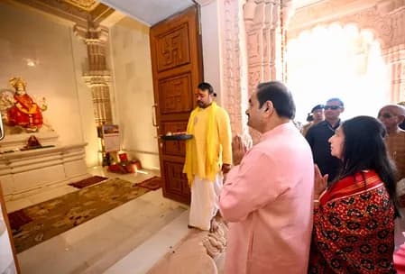 परिवार के साथ राम मंदिर पहुंचे गौतम अदाणी, बजरंगबली का लिया आशीर्वाद