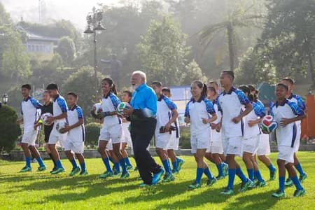पीएम मोदी ने बच्चों के साथ खेला फुटबॉल, कहा बच्चों संग वक्त बिताना खास
