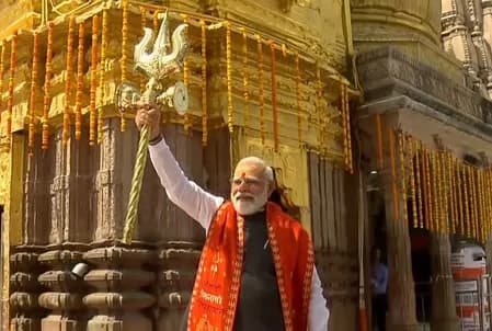 काशी विश्वनाथ मंदिर में पीएम मोदी ने किए दर्शन, गूंजे ‘हर हर महादेव’ के जयकारे