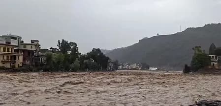 जम्मू-कश्मीर में बाढ़ का कहर, पुंछ-राजौरी में 20 से अधिक लोगों की मौत, कई लापता