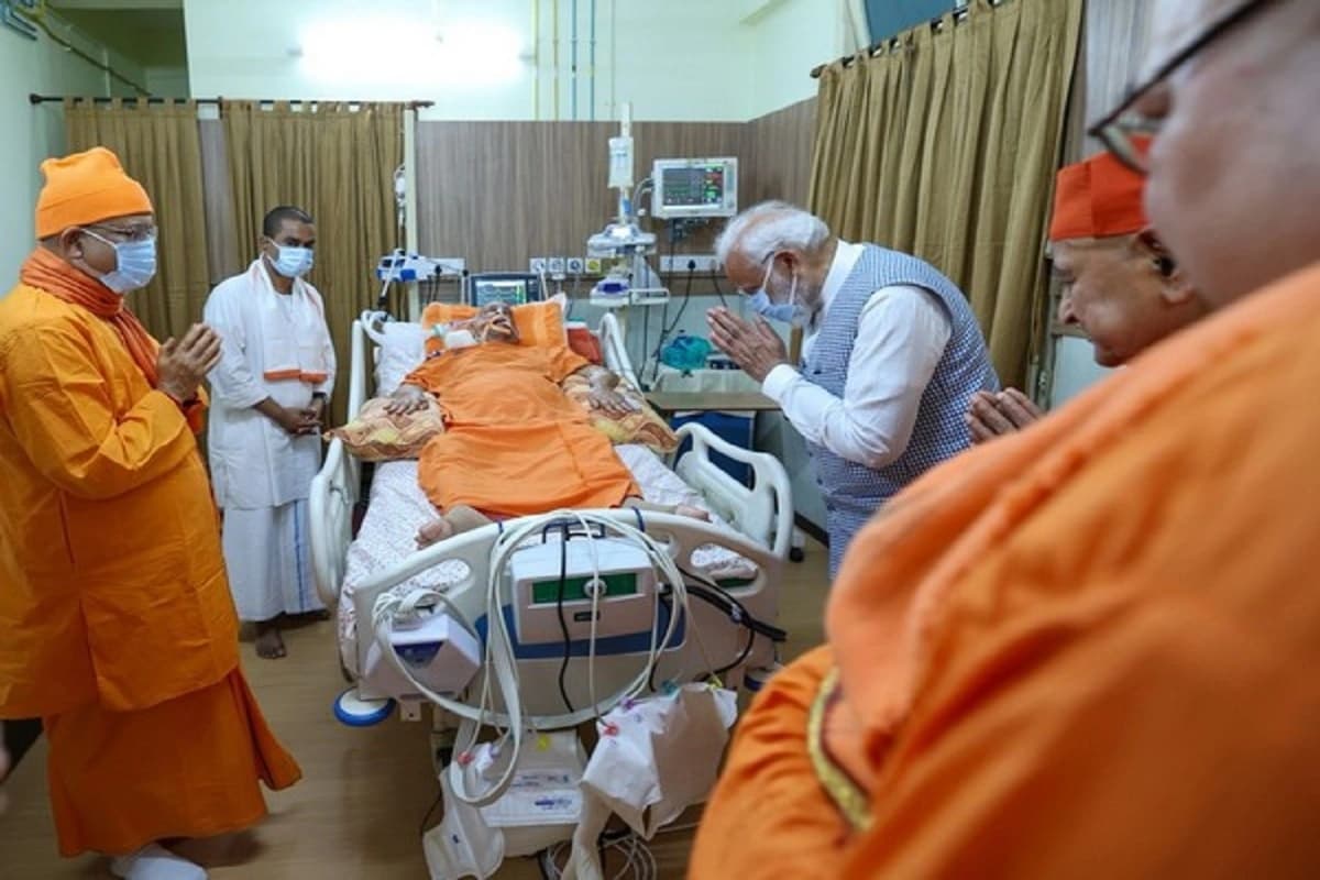 प्रधानमंत्री मोदी कोलकाता पहुंचते ही स्वामी स्मरणानंद को देखने अस्पताल पहुंचे