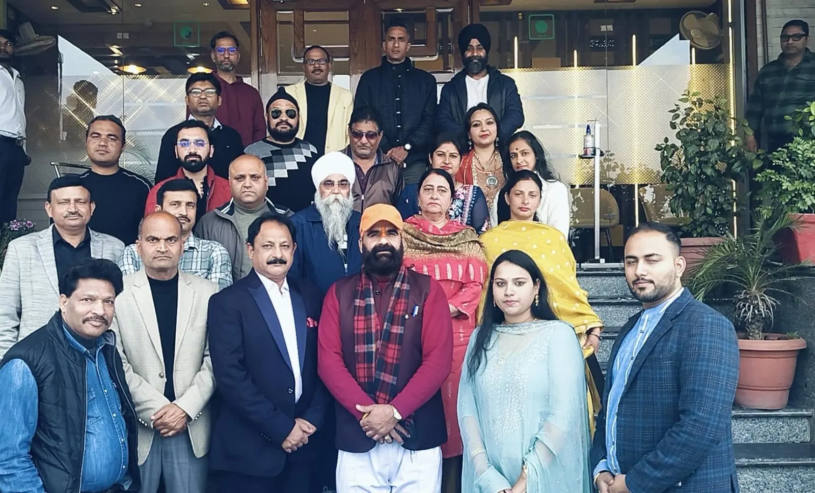 जोनल फिजिकल एजुकेशन ऑफिसर मीरा साहिब के सेवानिवृत होने पर स्टाफ सदस्यों द्वारा दी गई विदाई पार्टी