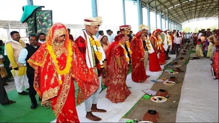बुरहानपुरः सामूहिक विवाह कार्यक्रम में नव दांपत्य जीवन में बंधे 423 जोड़े    - उपकरण पाकर खुश हुए दिव्यांगजन