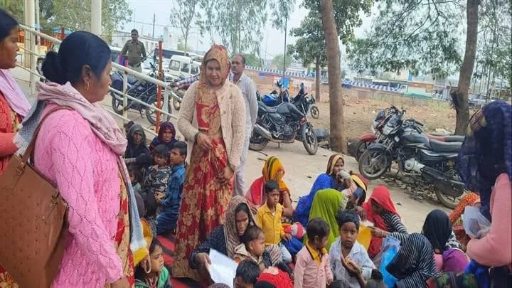 ग्वालियरः घर-घर से बुलाकर बनाए गए सहरिया लोगों के आधारकार्ड
