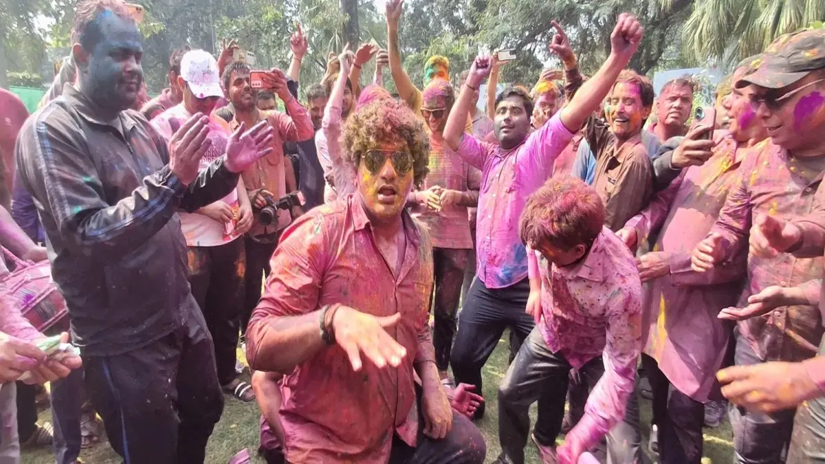 होली के रंग में डूबे बरेली के अफसर, एक-दूसरे को रंग लगाकर त्योहार की खुशियां साझा कीं